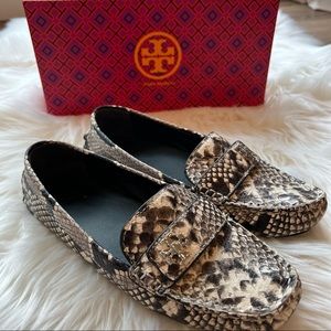 Tory Burch Kira driver leather shoe snake print size 7 EUC
